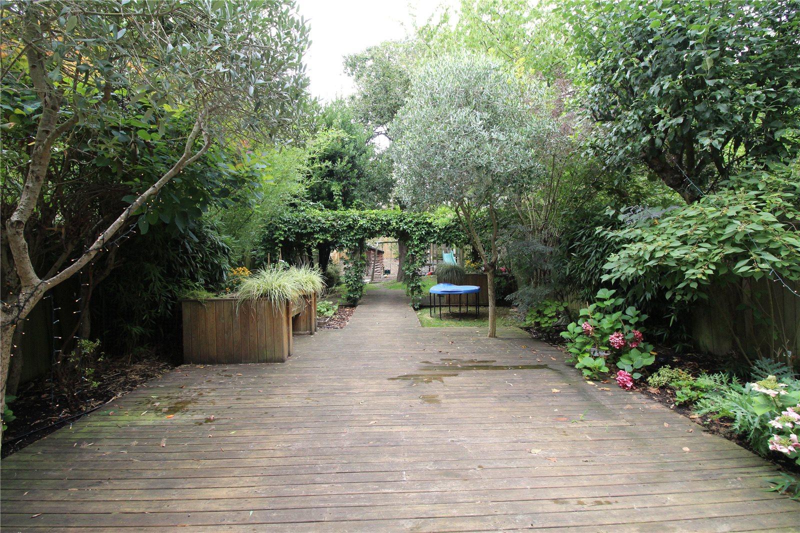 4 bedroom Semi-Detached House to rent - Martyn Gerrard