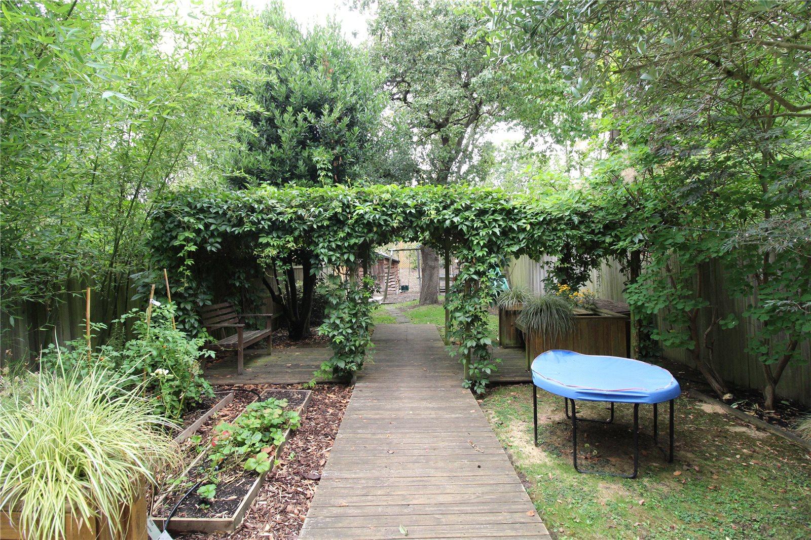 4 bedroom Semi-Detached House to rent - Martyn Gerrard