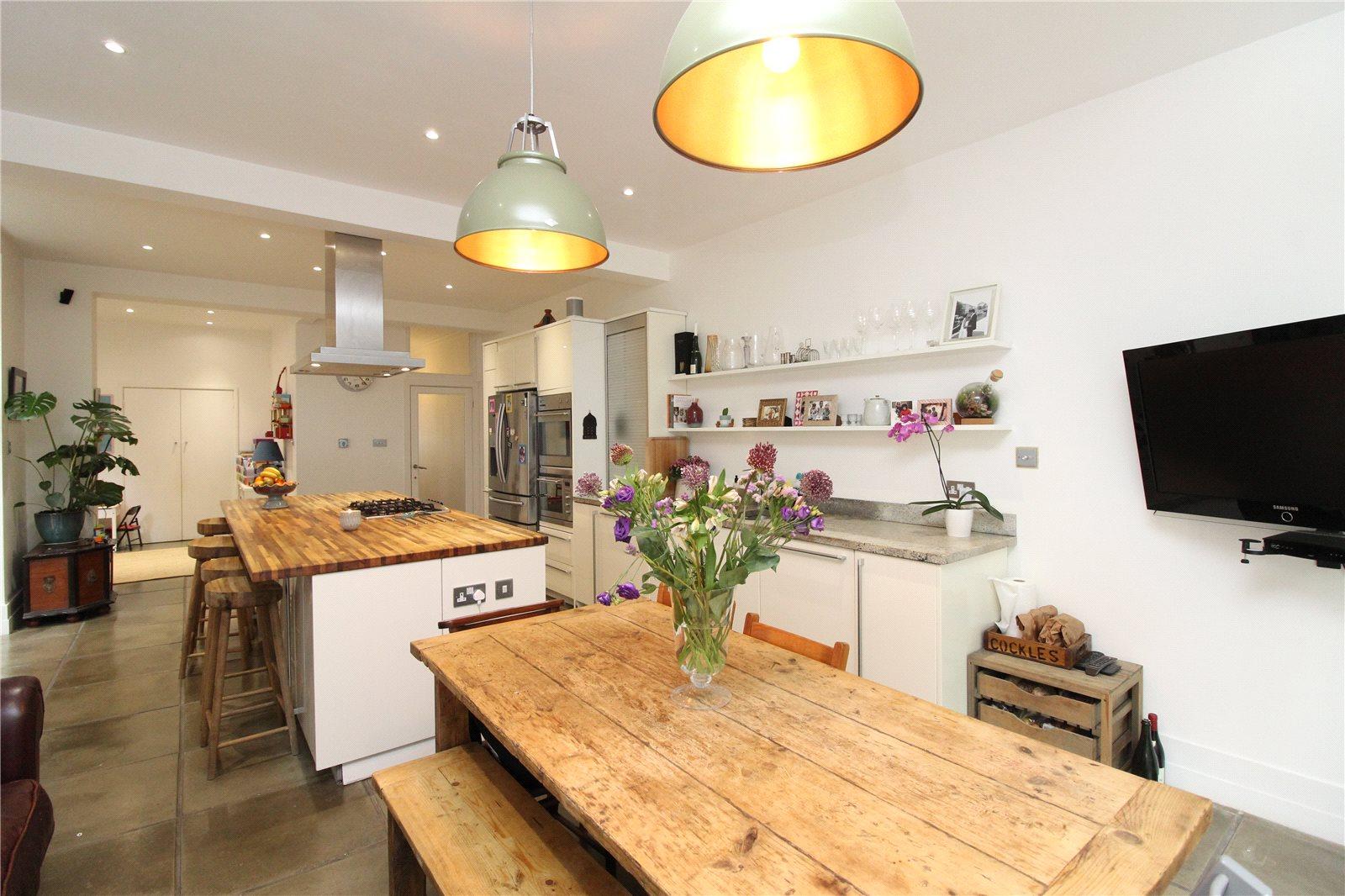 4 bedroom Semi-Detached House to rent - Martyn Gerrard