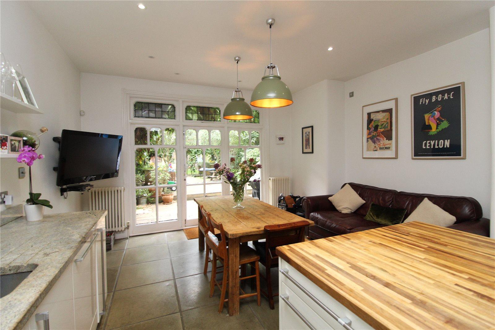 4 bedroom Semi-Detached House to rent - Martyn Gerrard