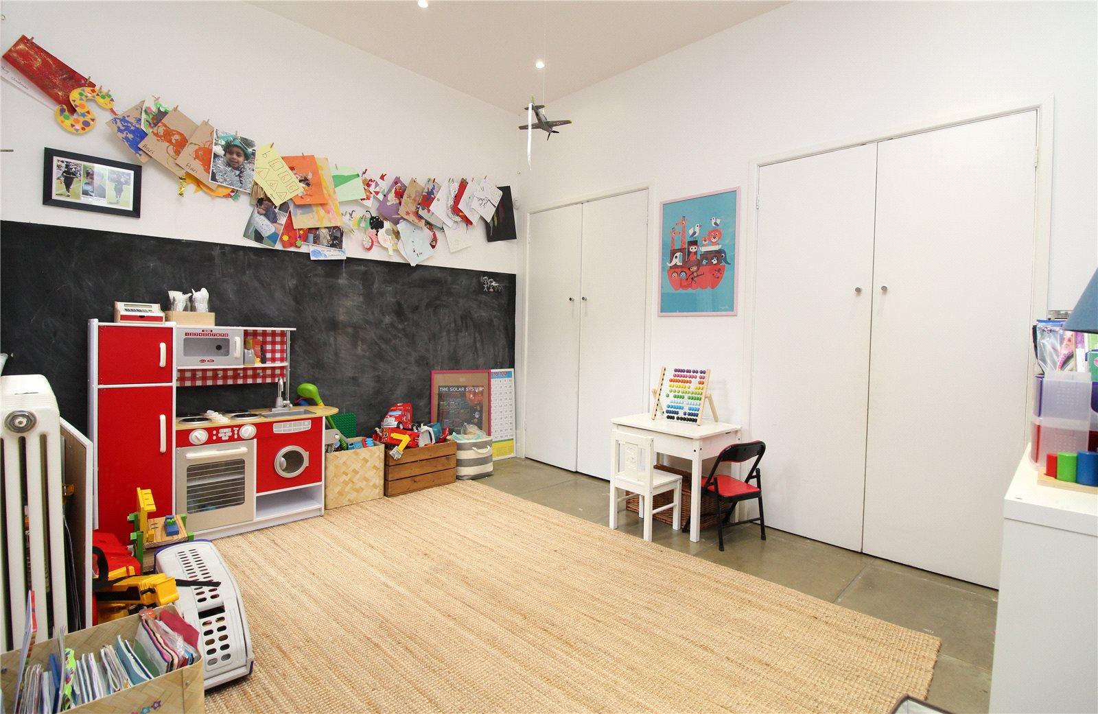 4 bedroom Semi-Detached House to rent - Martyn Gerrard
