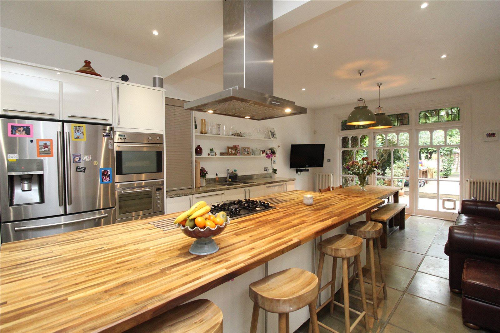 4 bedroom Semi-Detached House to rent - Martyn Gerrard
