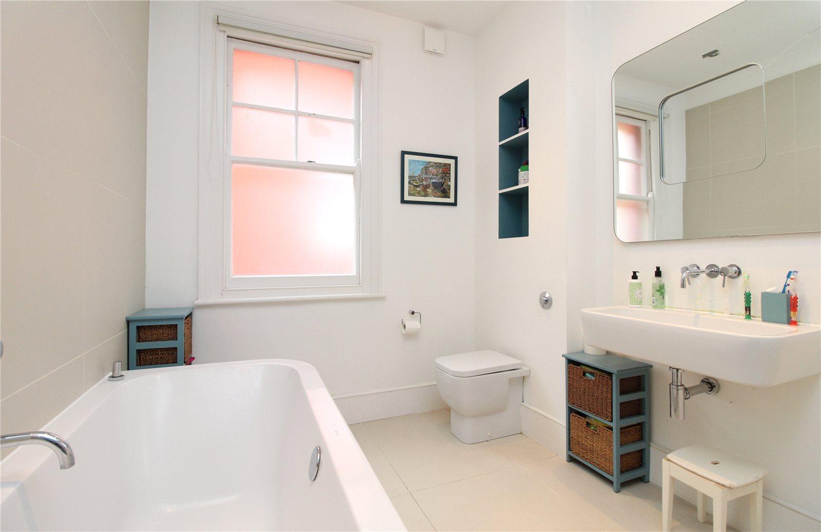 4 bedroom Semi-Detached House to rent - Martyn Gerrard
