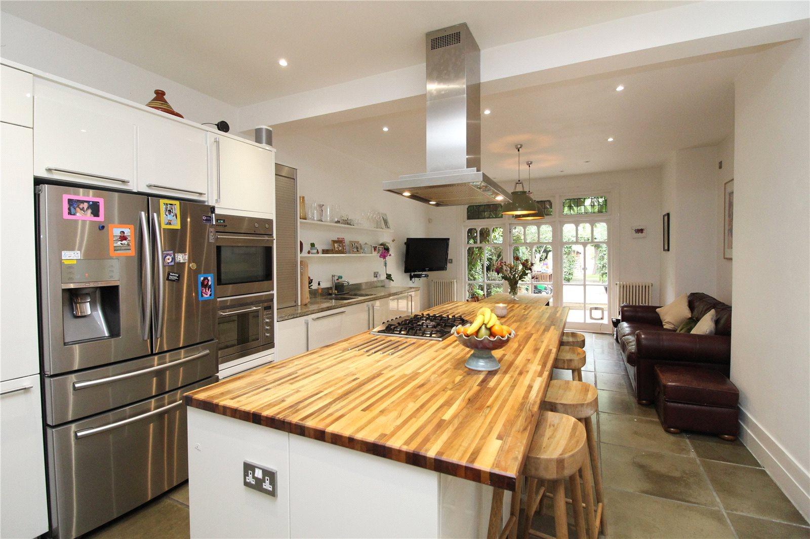 4 bedroom Semi-Detached House to rent - Martyn Gerrard