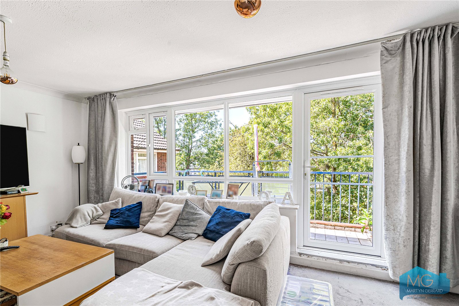 2 bedroom Property for sale - Martyn Gerrard