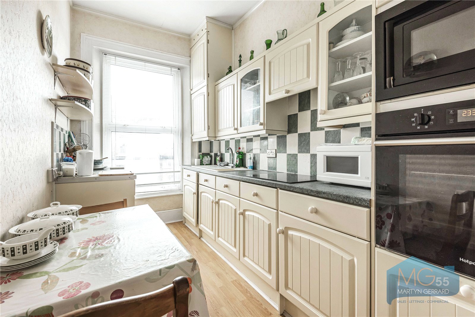 3 bedroom Apartment for sale - Martyn Gerrard