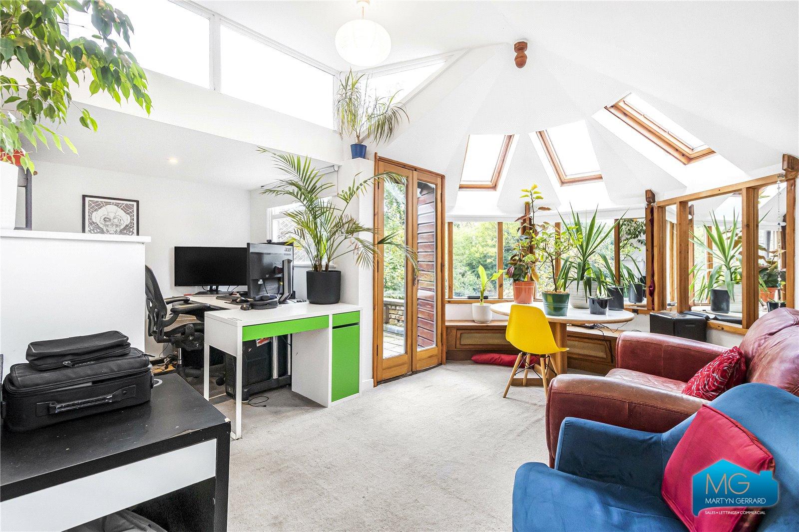 2 bedroom Semi-Detached House to rent - Martyn Gerrard