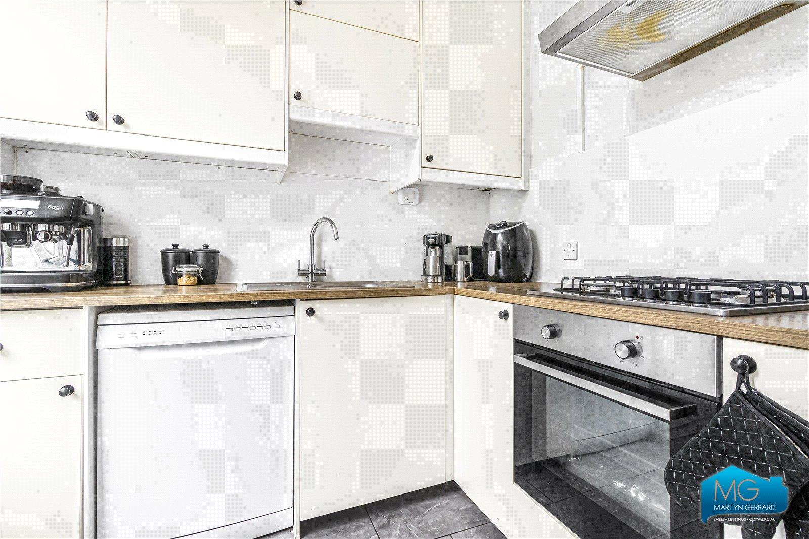 2 bedroom Semi-Detached House to rent - Martyn Gerrard
