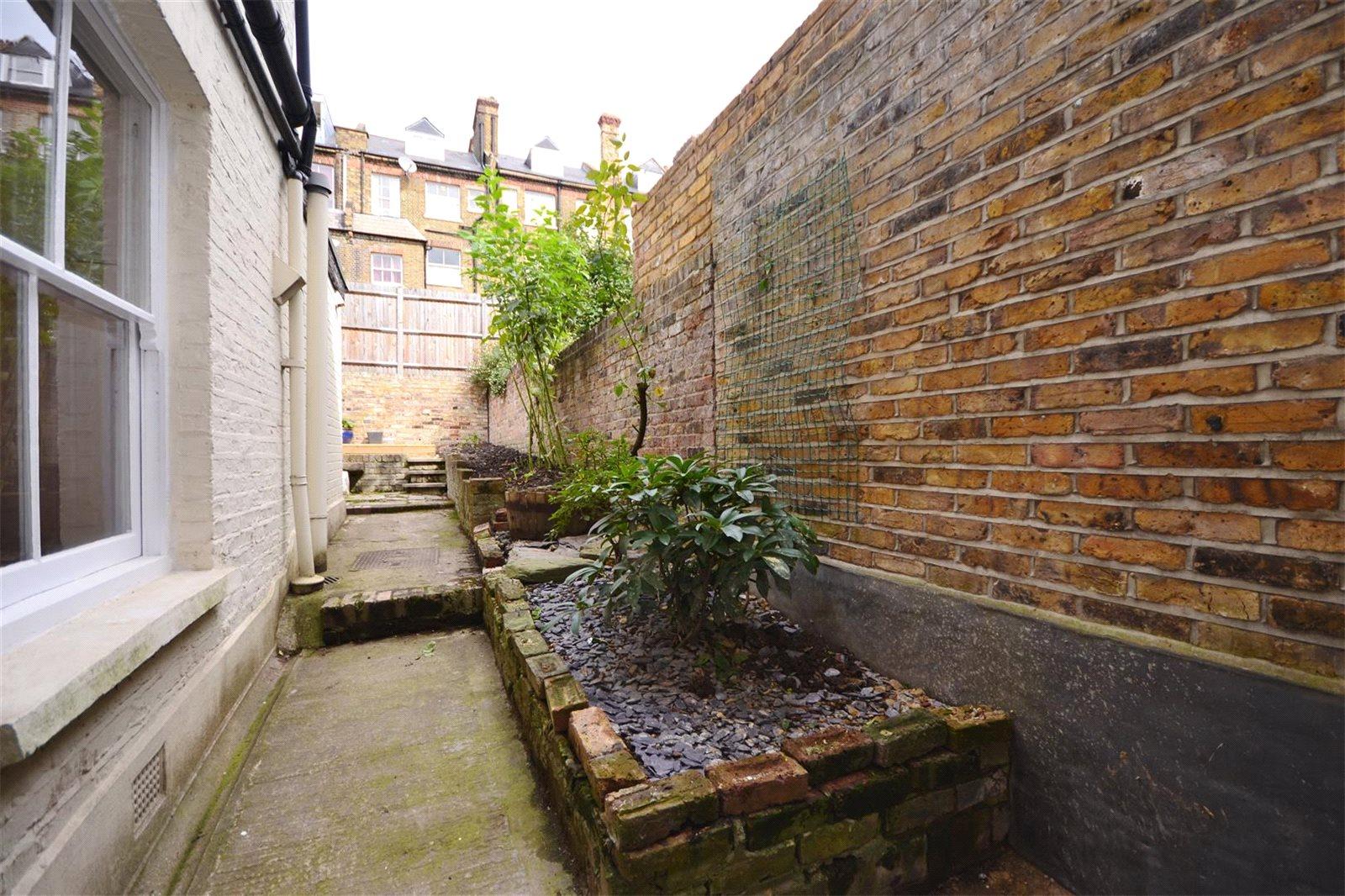 1 bedroom Ground Floor Flat to rent - Martyn Gerrard