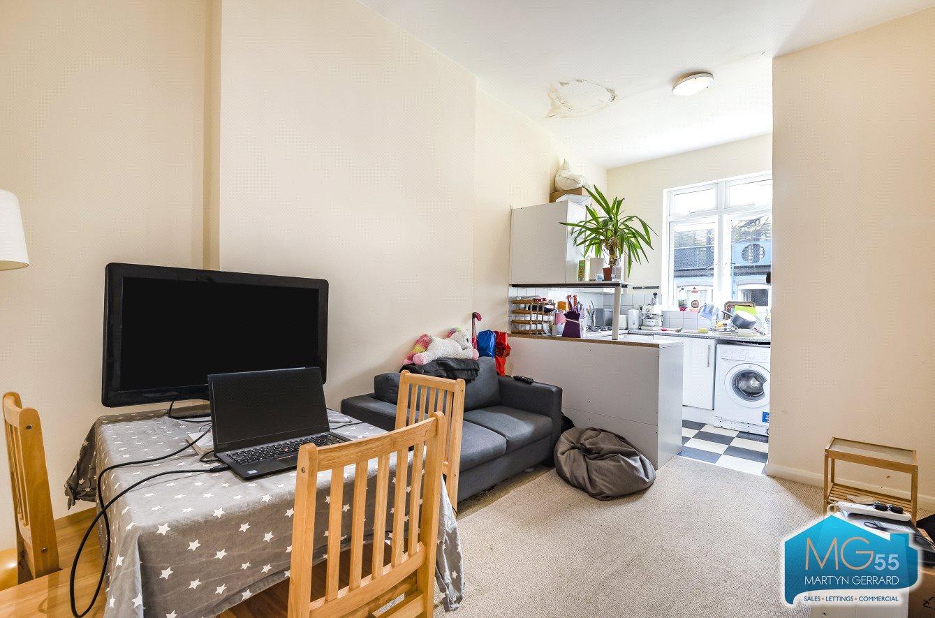 2 bedroom Apartment to rent - Martyn Gerrard