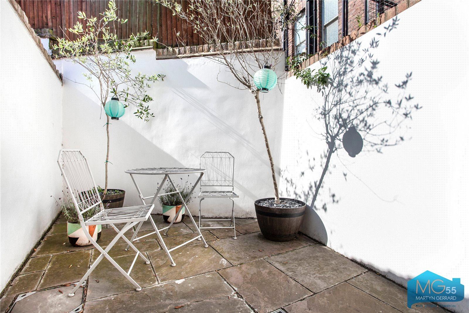 2 bedroom Semi-Detached House to rent - Martyn Gerrard