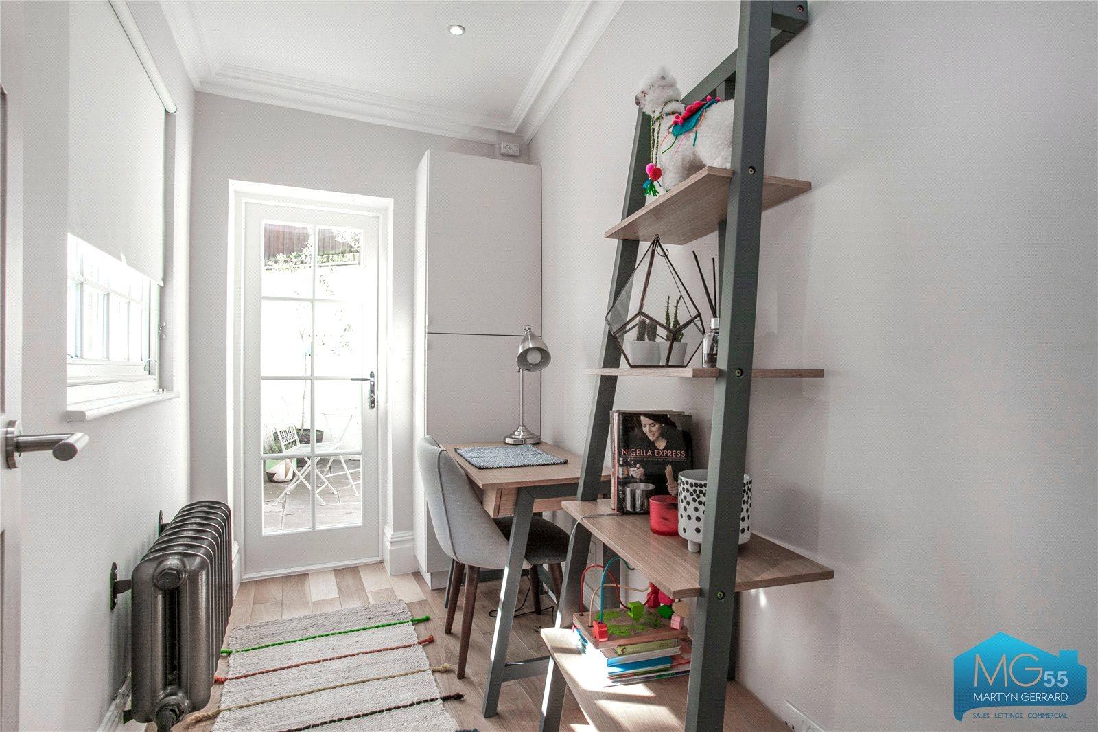 2 bedroom Semi-Detached House to rent - Martyn Gerrard