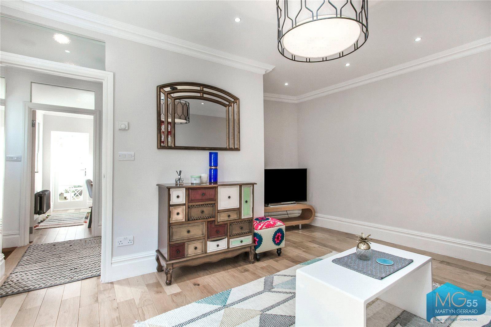 2 bedroom Semi-Detached House to rent - Martyn Gerrard