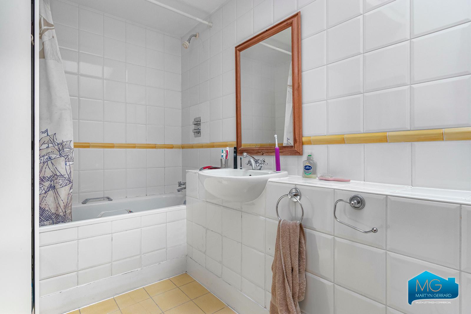 4 bedroom Terraced House to rent - Martyn Gerrard
