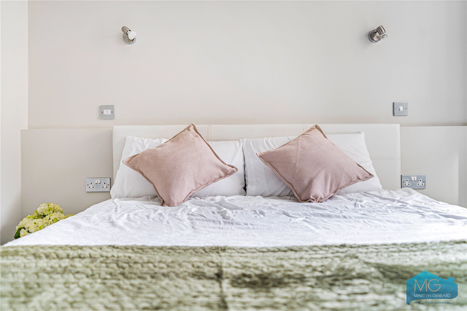 2 bedroom Apartment for sale - Martyn Gerrard