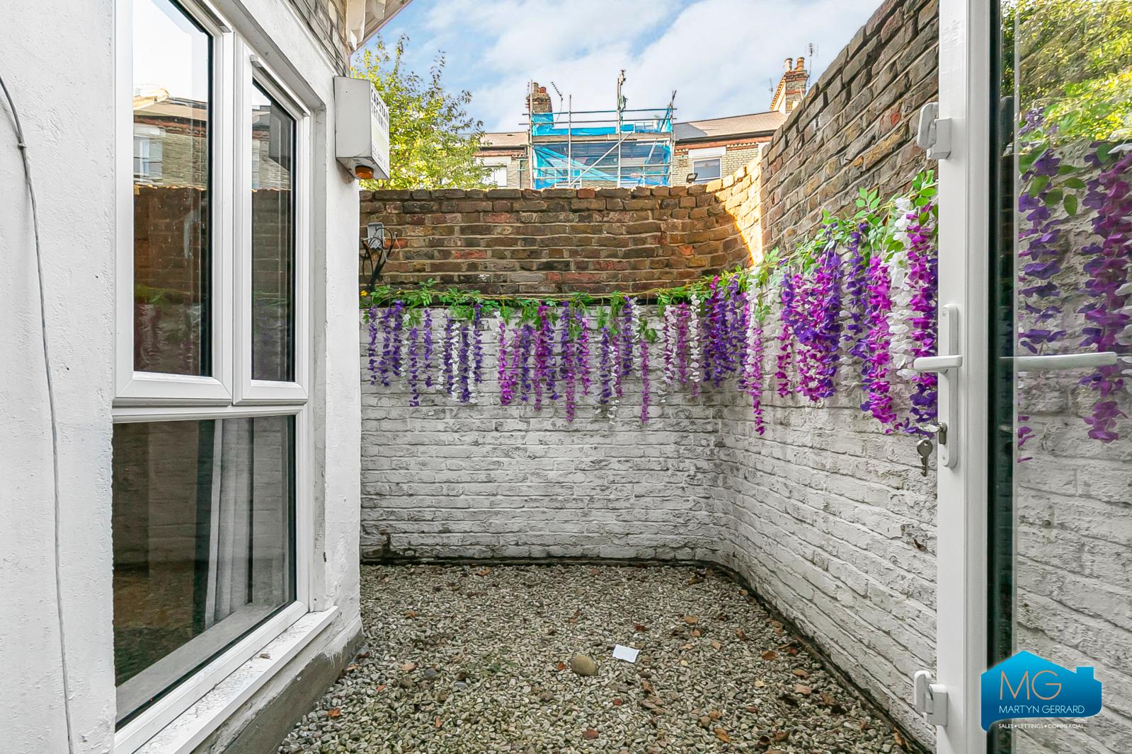 2 bedroom Apartment to rent - Martyn Gerrard