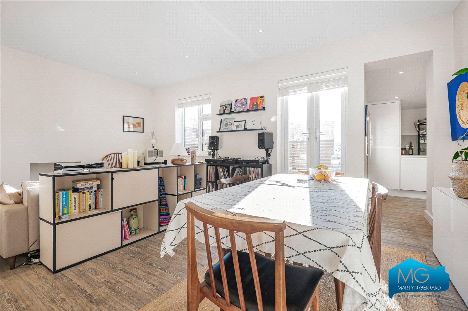 2 bedroom Apartment to rent - Martyn Gerrard