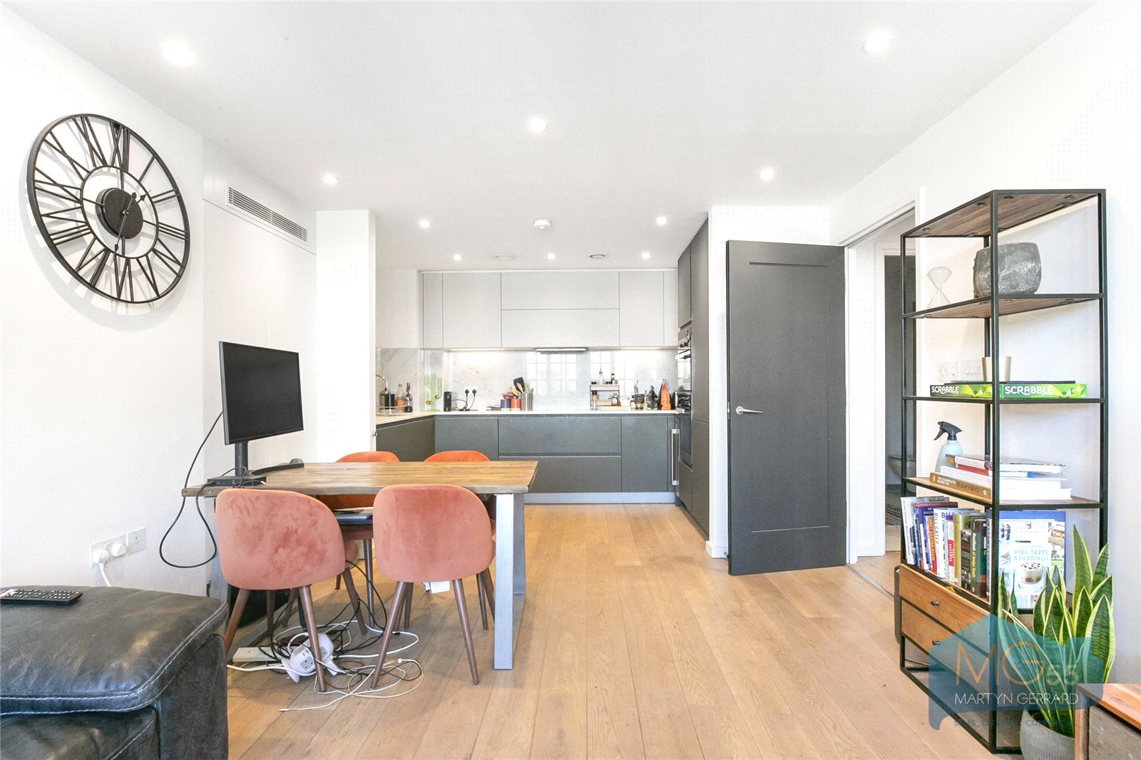 2 bedroom Apartment to rent - Martyn Gerrard