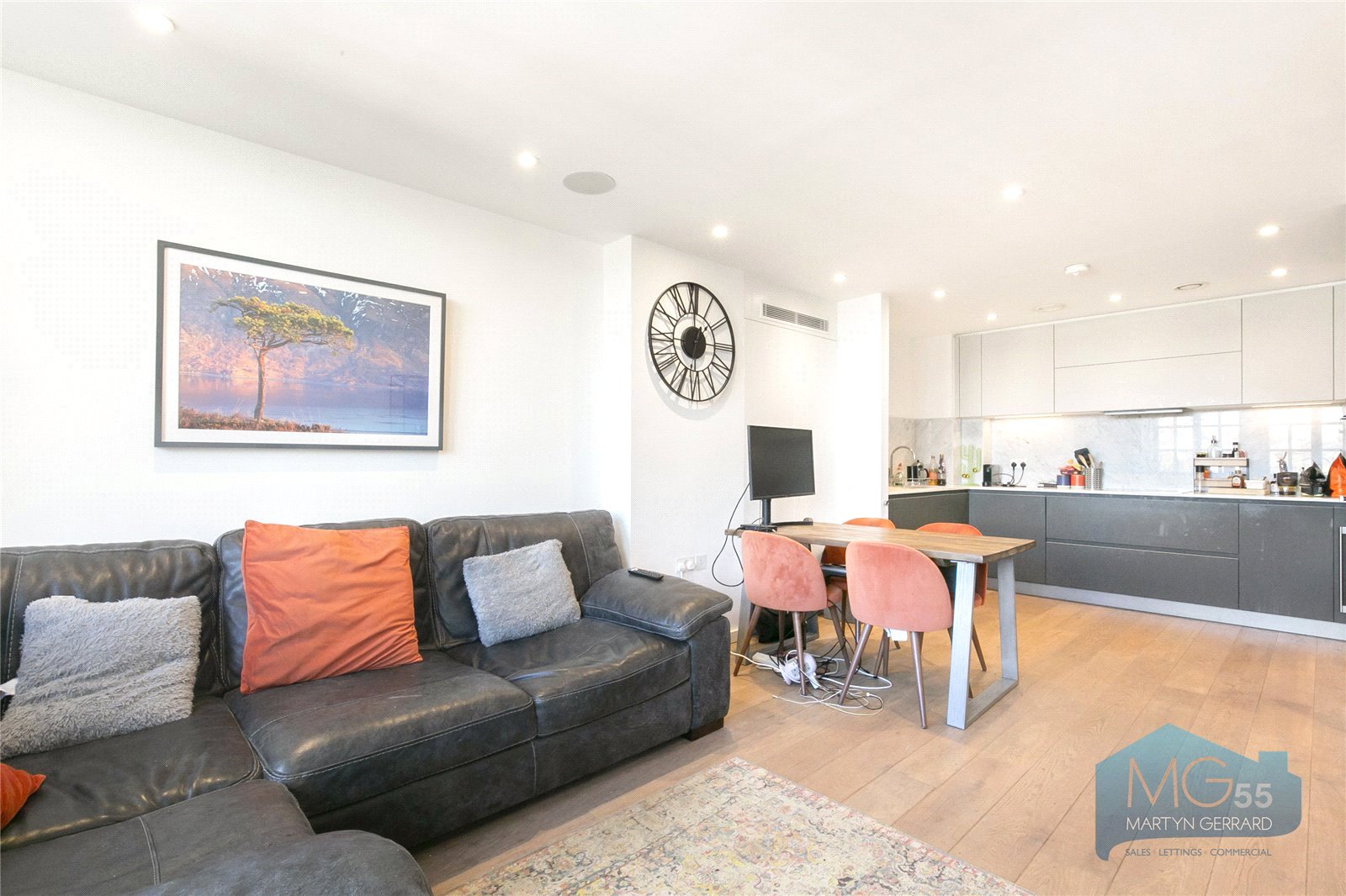 2 bedroom Apartment to rent - Martyn Gerrard