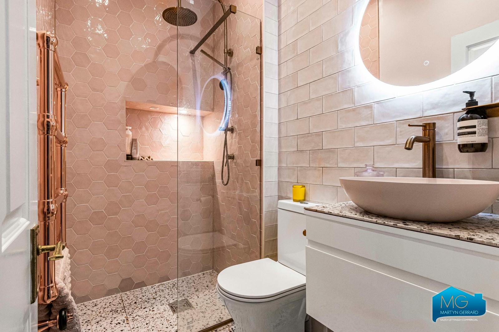 2 bedroom Apartment to rent - Martyn Gerrard