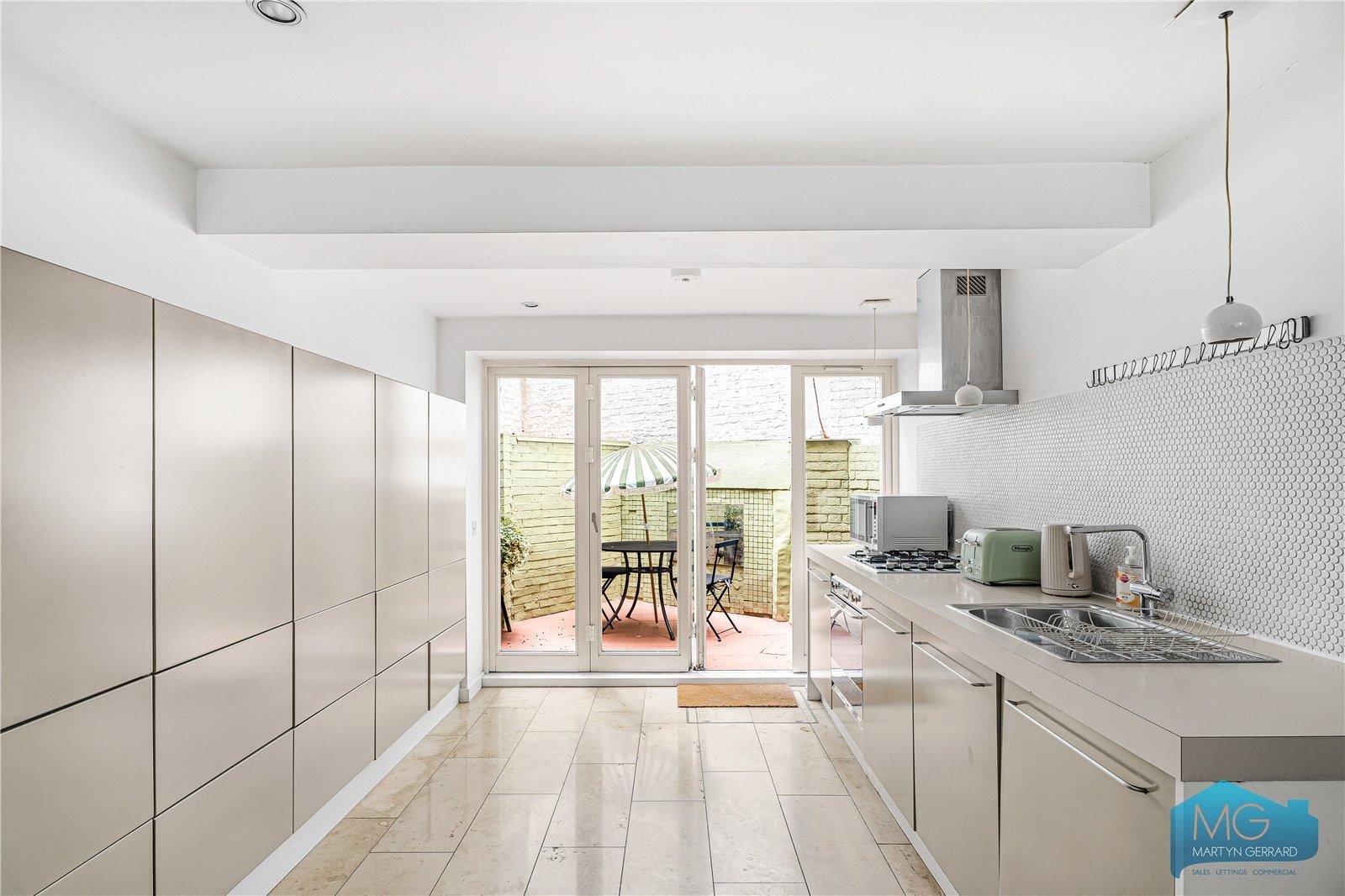 2 bedroom End of Terrace House for sale - Martyn Gerrard