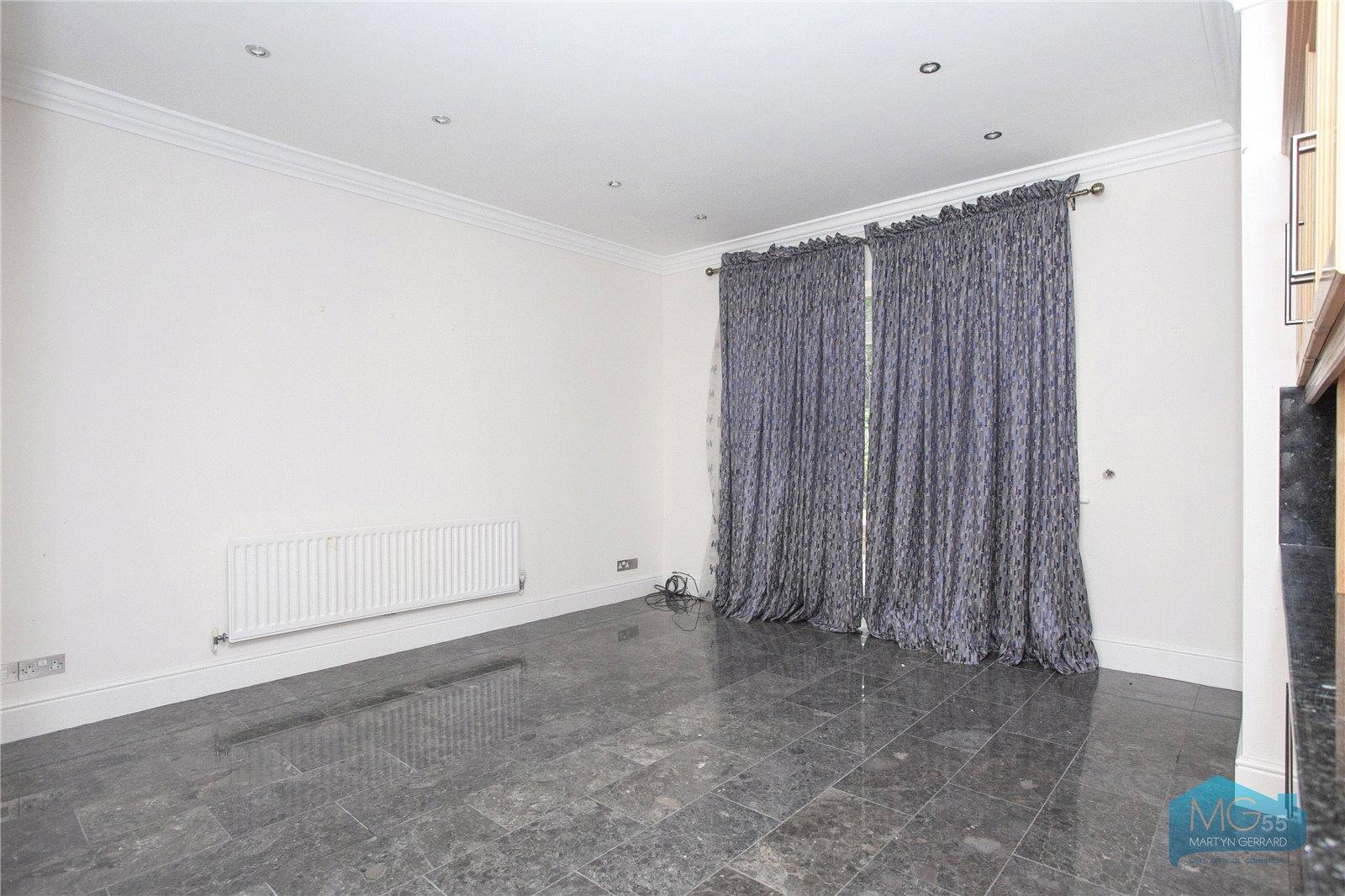 5 bedroom Detached House to rent - Martyn Gerrard