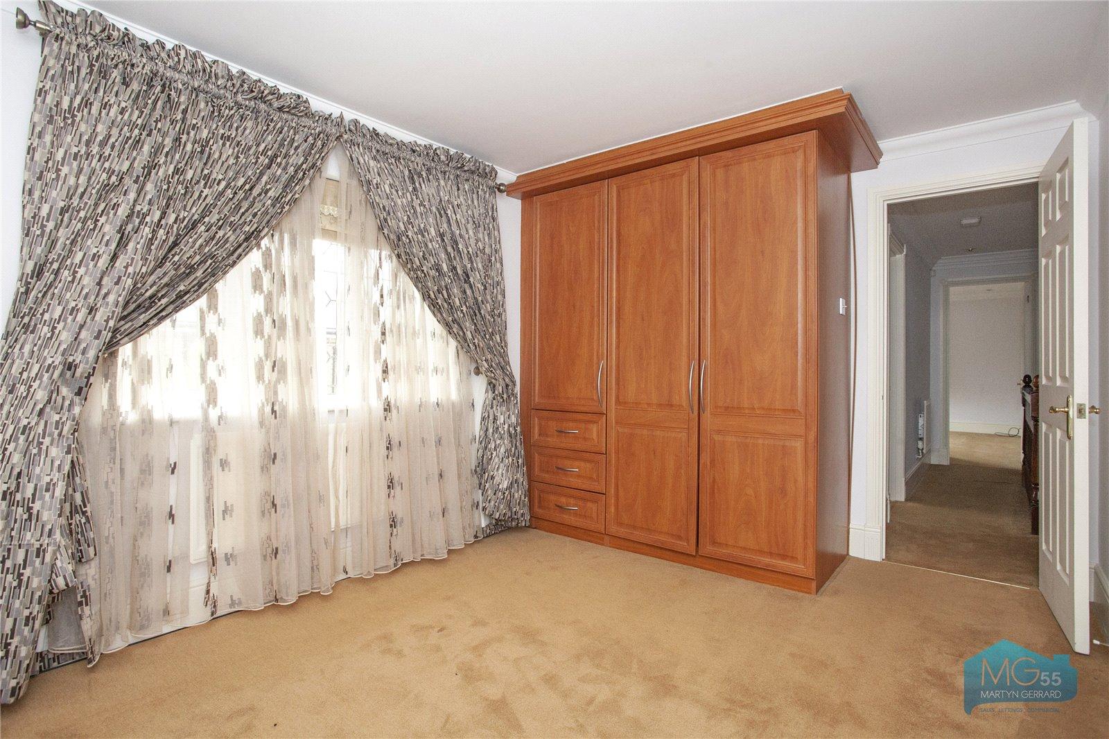 5 bedroom Detached House to rent - Martyn Gerrard