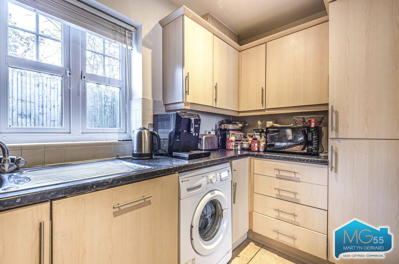 2 bedroom Ground Floor Flat to rent - Martyn Gerrard