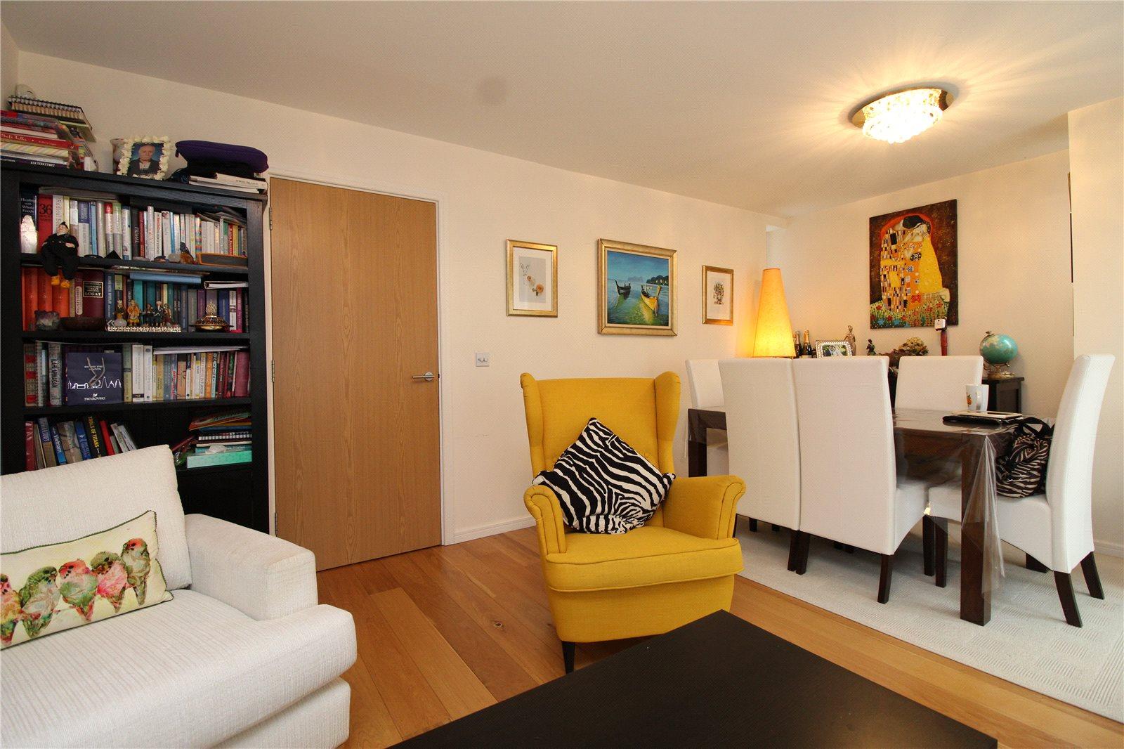 3 bedroom End of Terrace House to rent + ' - Martyn Gerrard