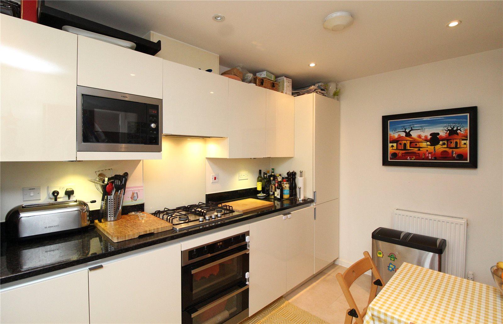 3 bedroom End of Terrace House to rent + ' - Martyn Gerrard