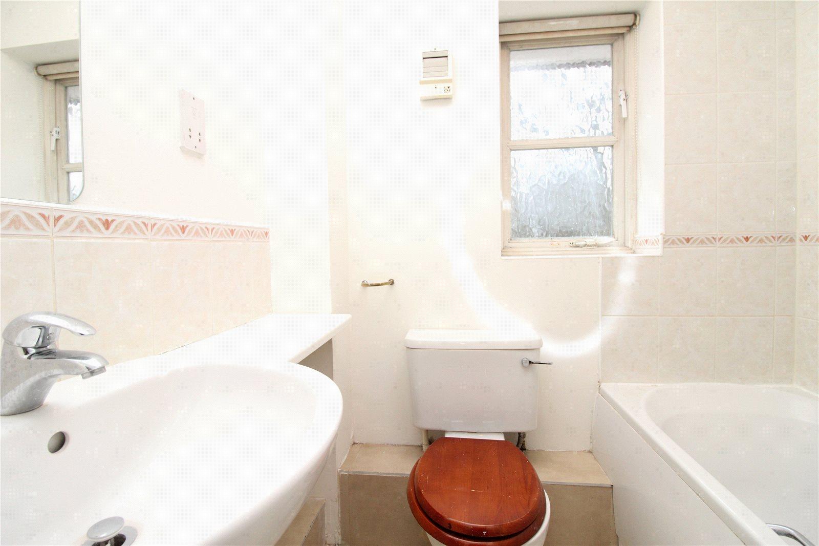 3 bedroom Semi-Detached House to rent - Martyn Gerrard