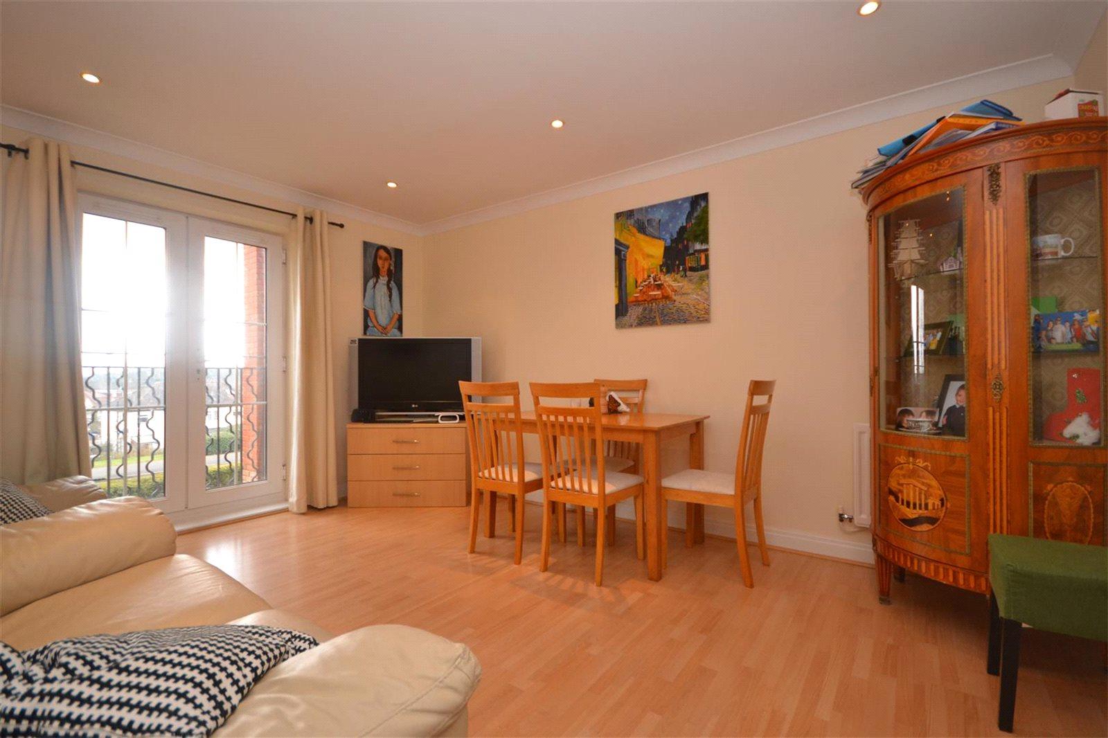 2 bedroom Apartment to rent - Martyn Gerrard