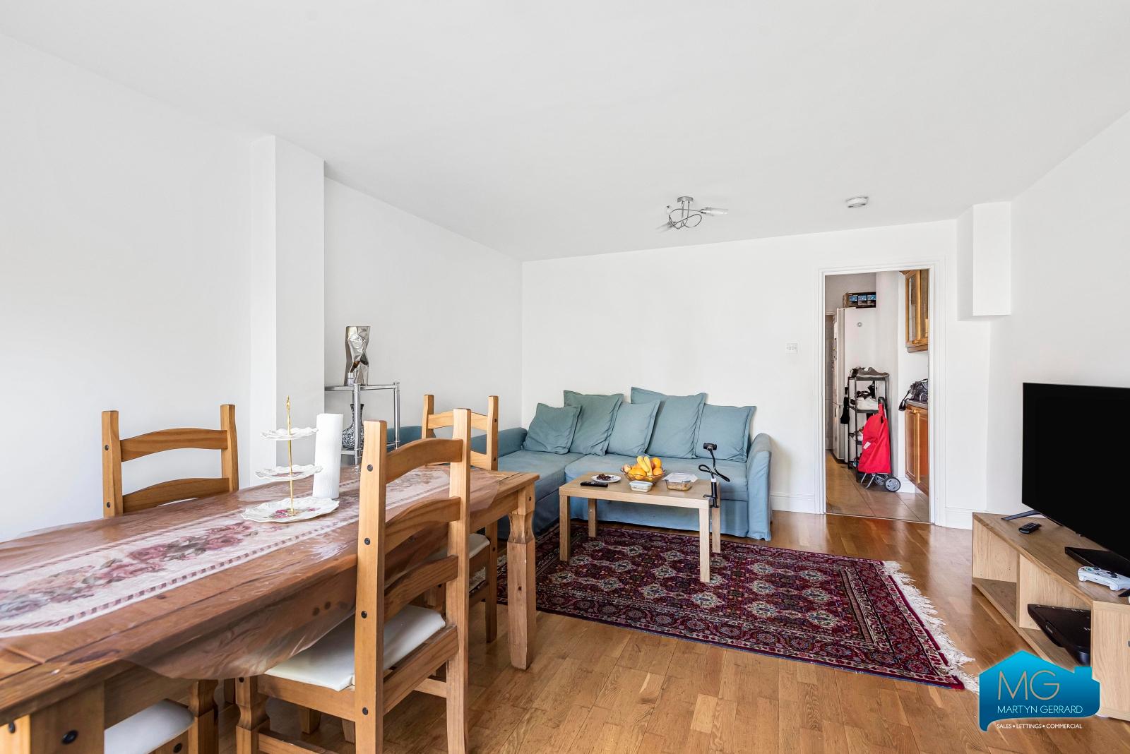 2 bedroom Ground Floor Flat to rent - Martyn Gerrard
