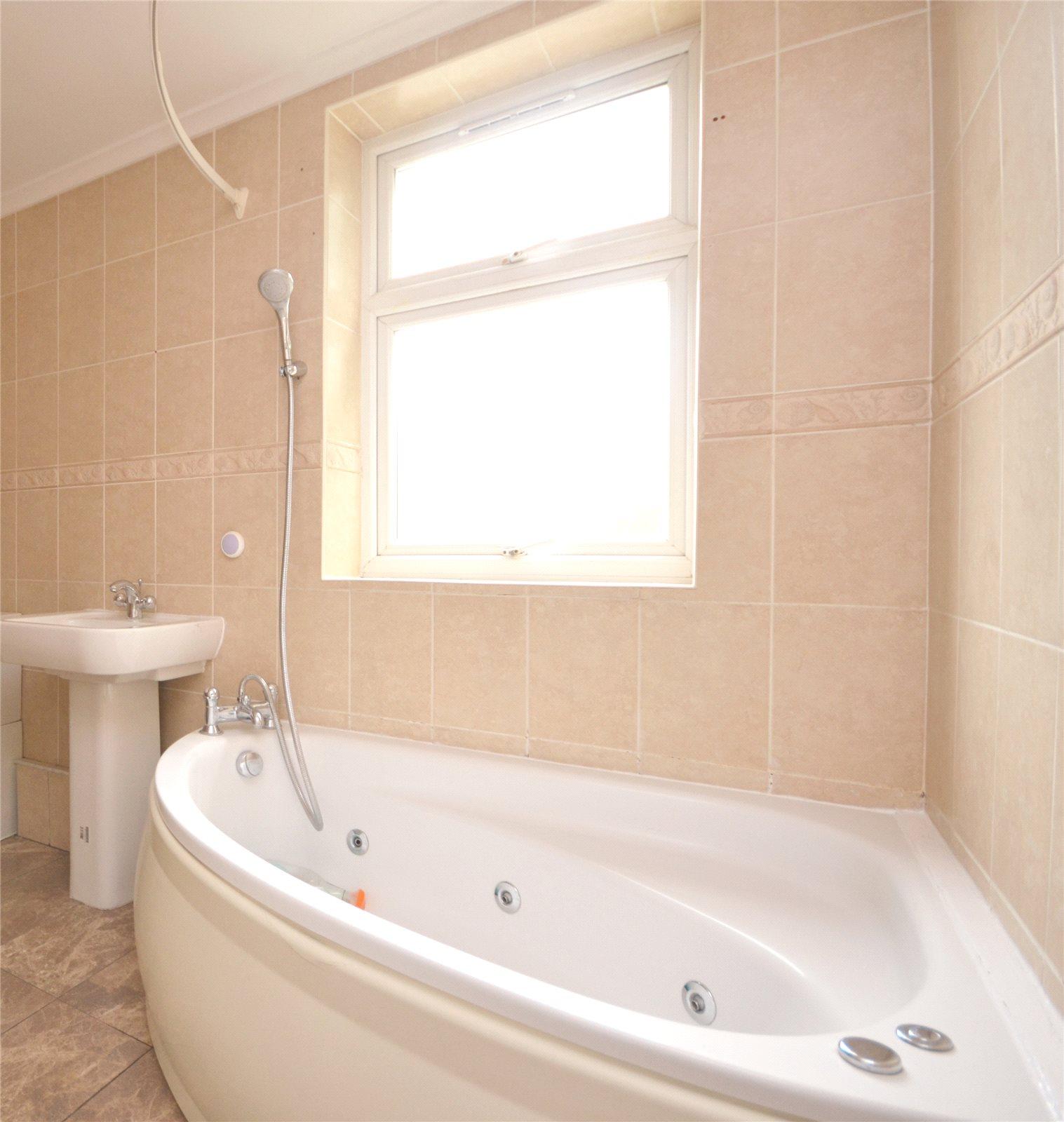 4 bedroom Semi-Detached House to rent - Martyn Gerrard