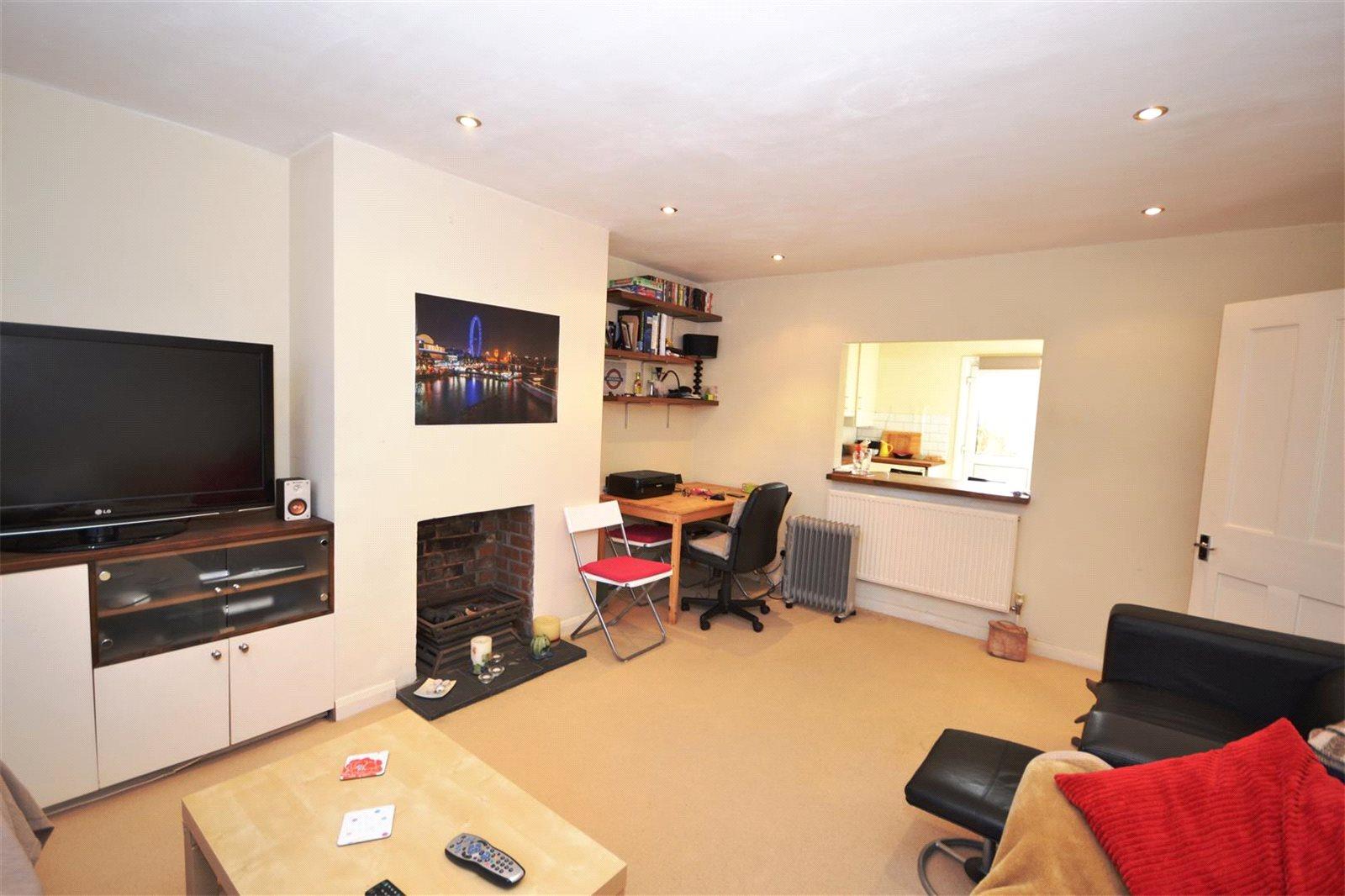 2 bedroom Ground Floor Flat to rent - Martyn Gerrard