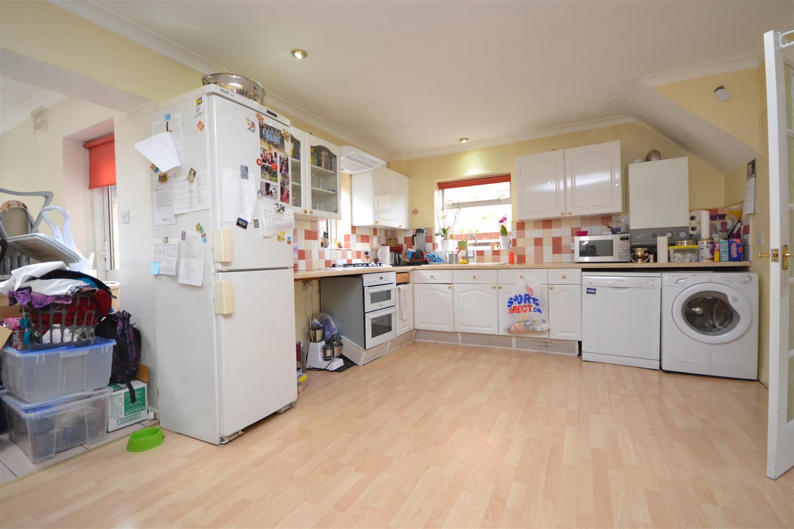3 bedroom Semi-Detached House to rent - Martyn Gerrard