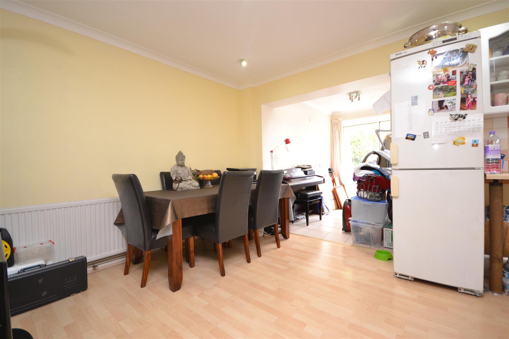 3 bedroom Semi-Detached House to rent - Martyn Gerrard
