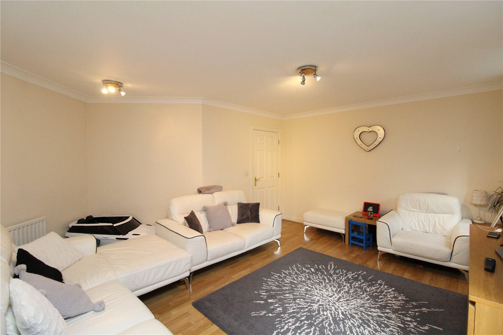 2 bedroom Ground Floor Flat to rent - Martyn Gerrard