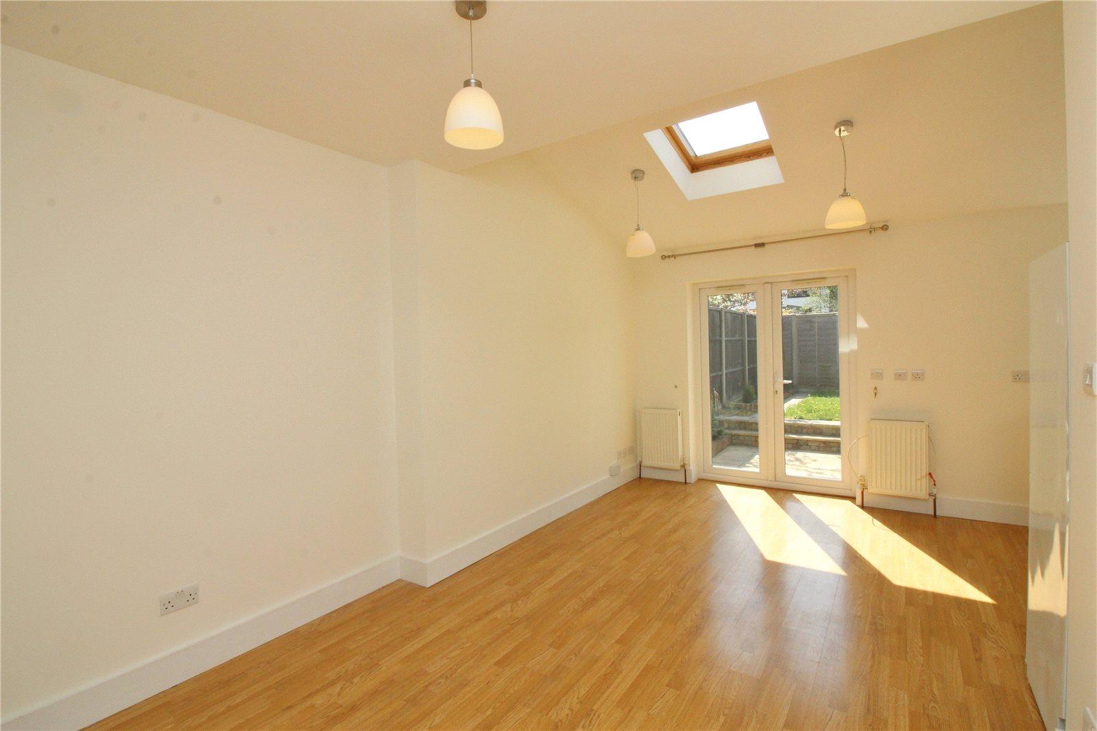 2 bedroom Ground Floor Flat to rent - Martyn Gerrard