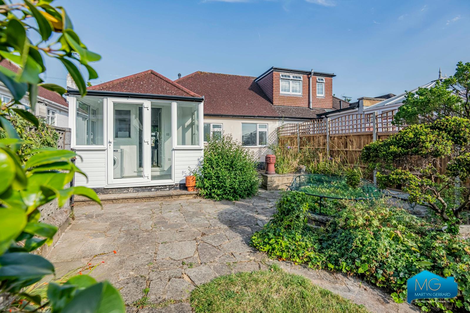 2 bedroom Semi-Detached Bungalow to rent - Martyn Gerrard