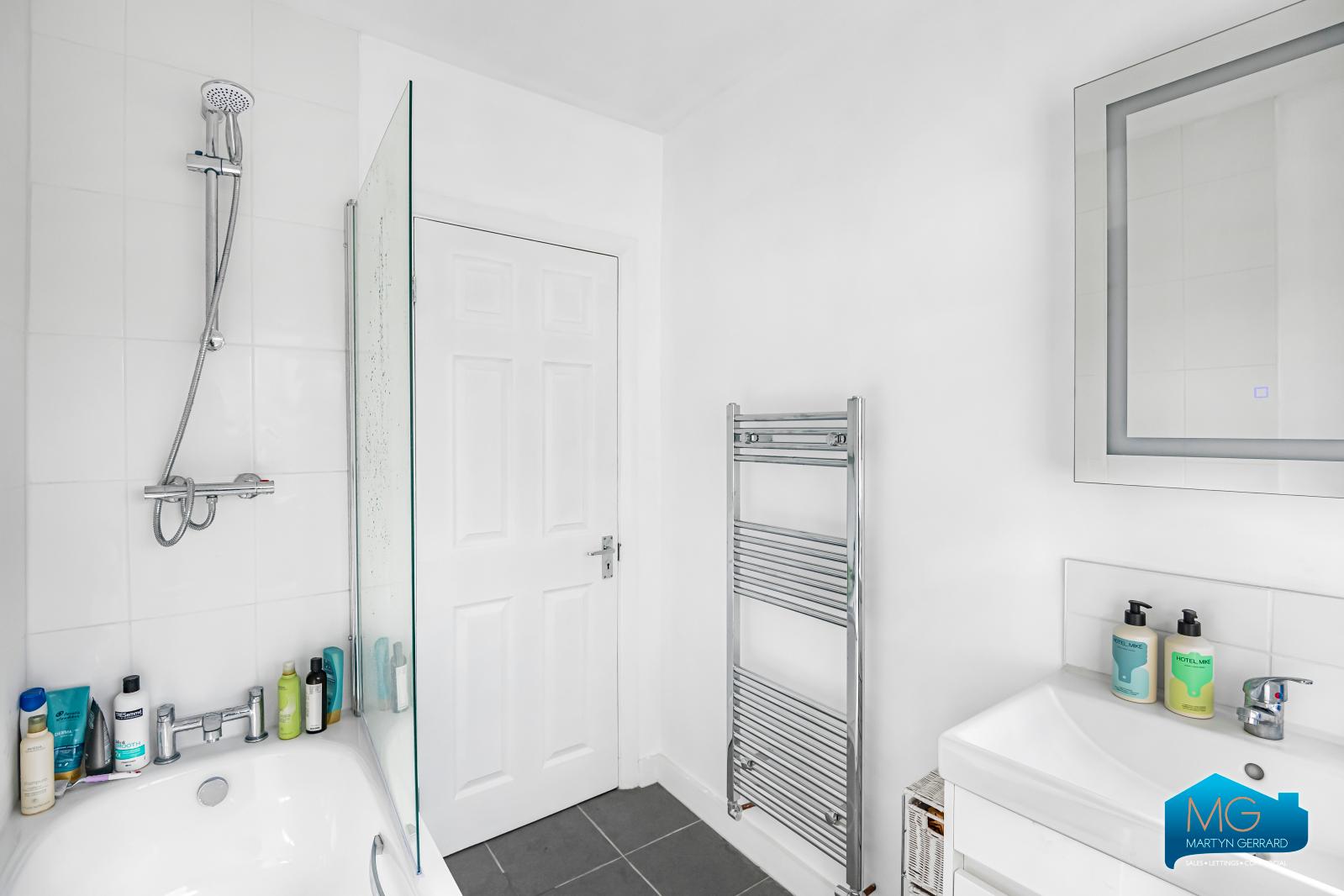 2 bedroom Semi-Detached Bungalow to rent - Martyn Gerrard