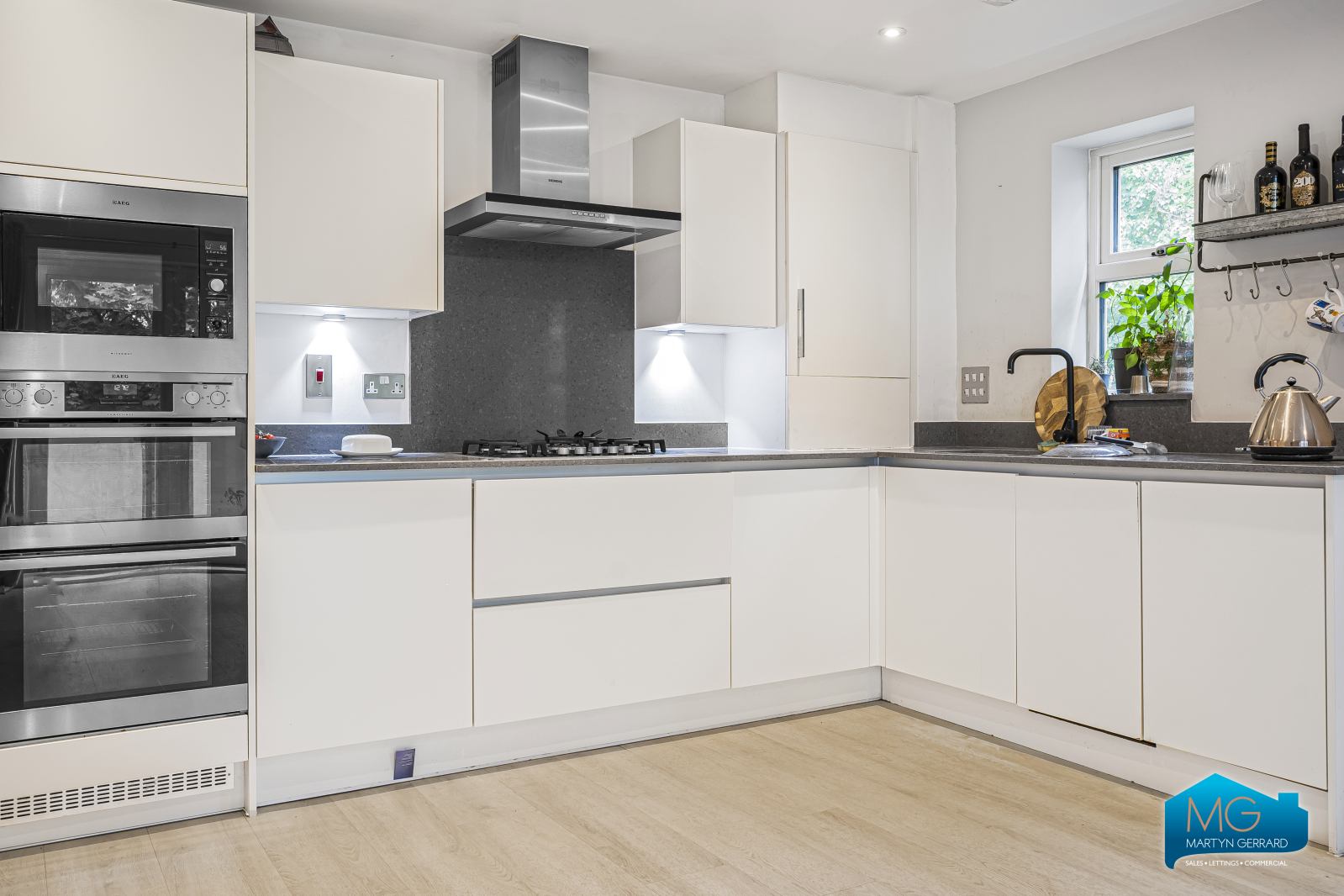 2 bedroom Apartment to rent - Martyn Gerrard