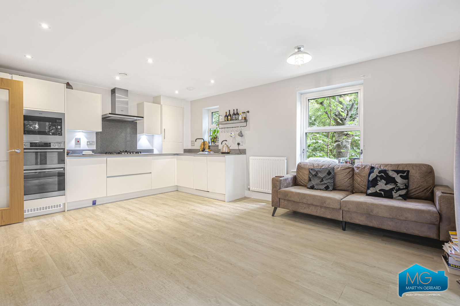 2 bedroom Apartment to rent - Martyn Gerrard