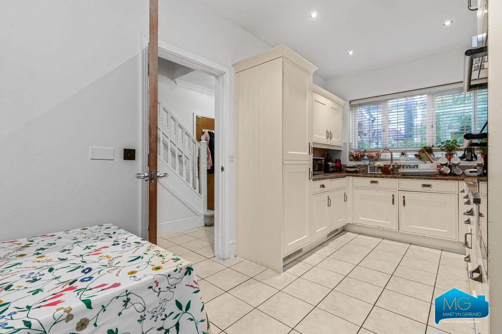 4 bedroom Detached House to rent - Martyn Gerrard