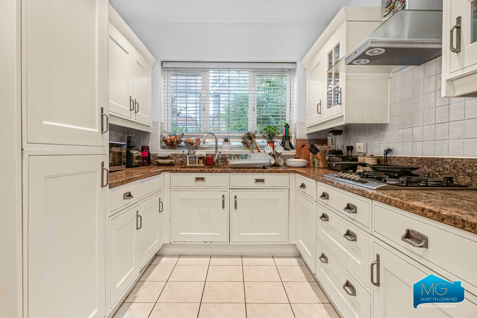 4 bedroom Detached House to rent - Martyn Gerrard