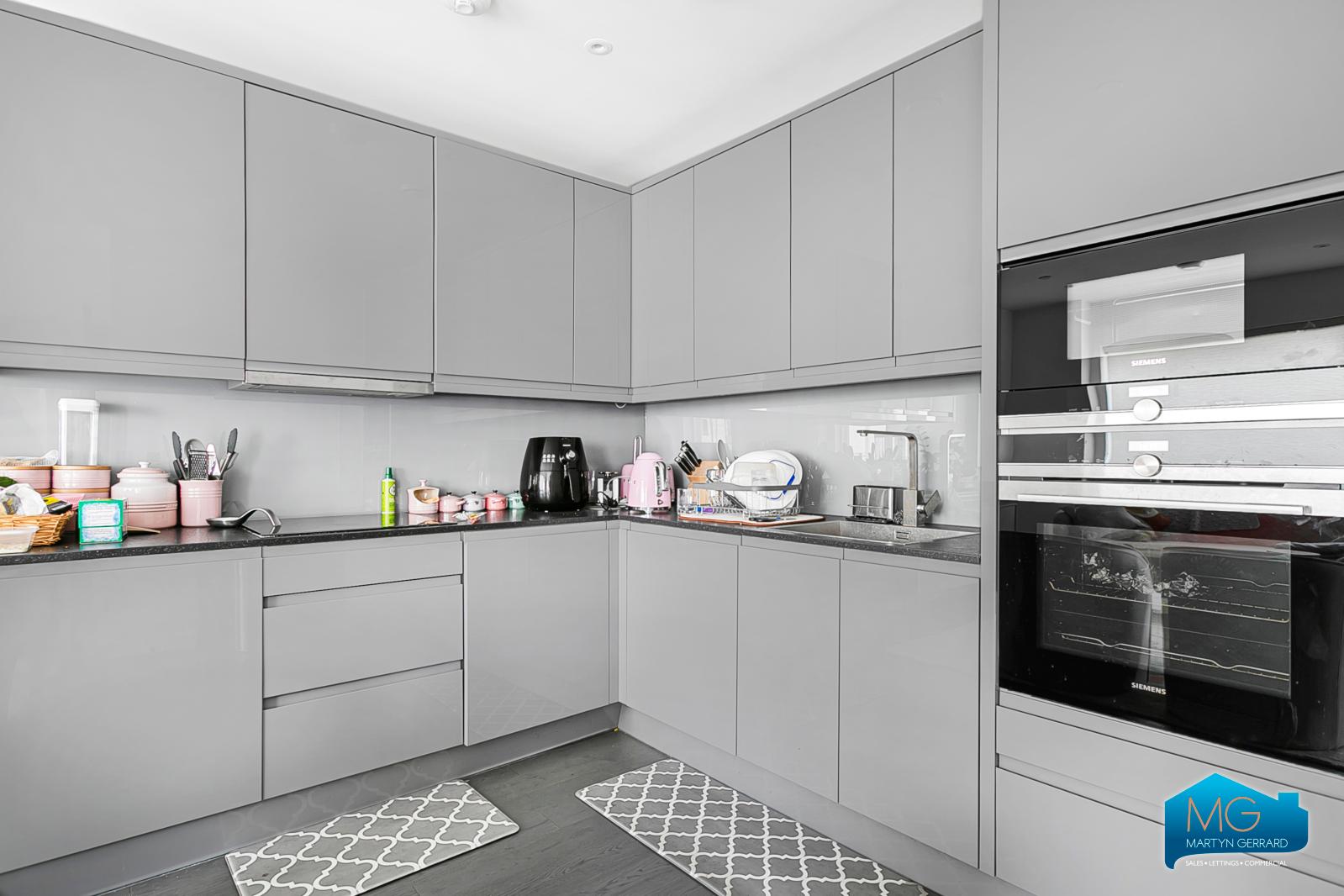 2 bedroom Apartment to rent - Martyn Gerrard