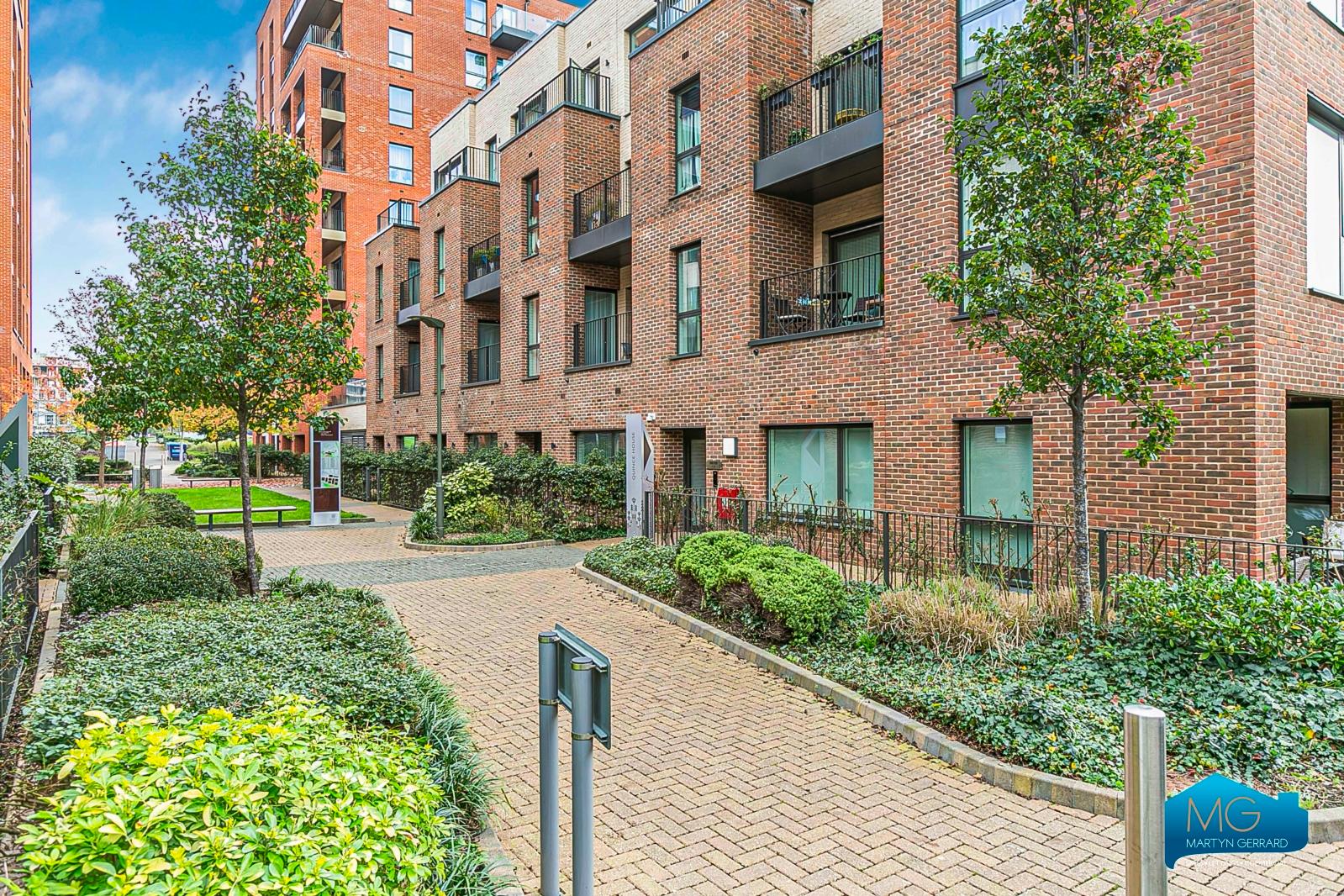 2 bedroom Apartment to rent - Martyn Gerrard
