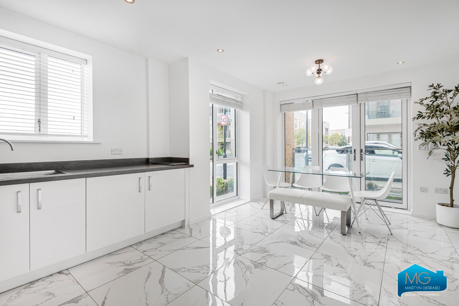 3 bedroom Ground Floor Flat to rent - Martyn Gerrard