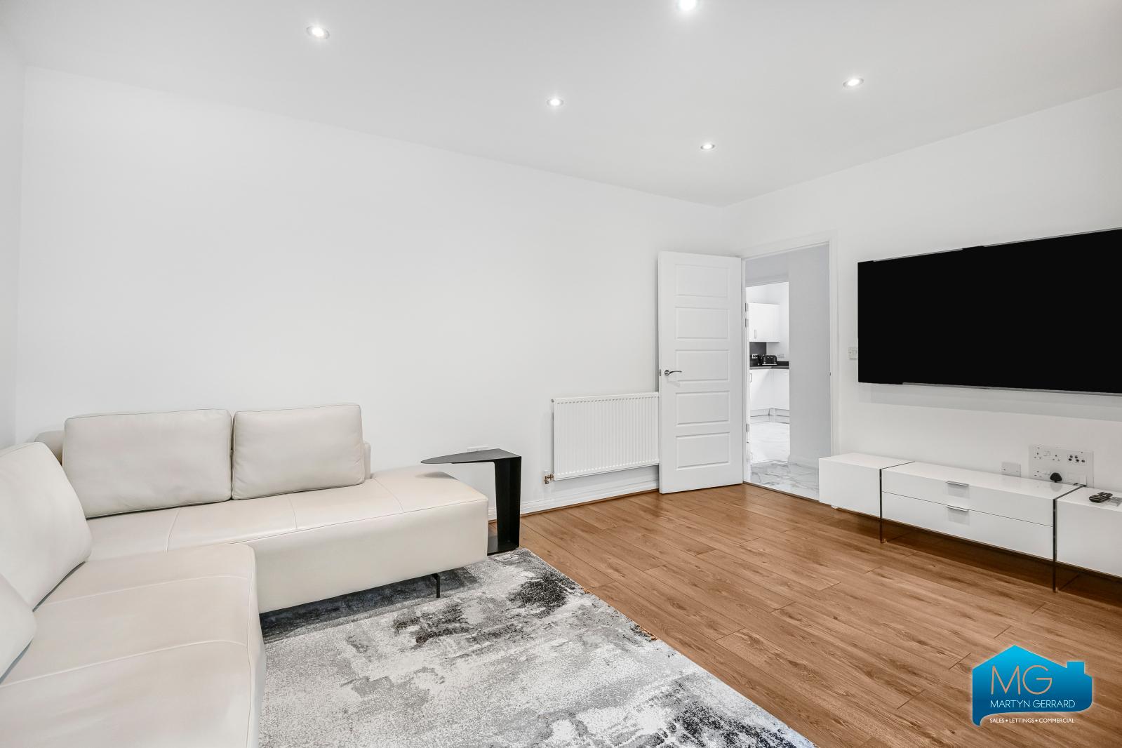 3 bedroom Ground Floor Flat to rent - Martyn Gerrard