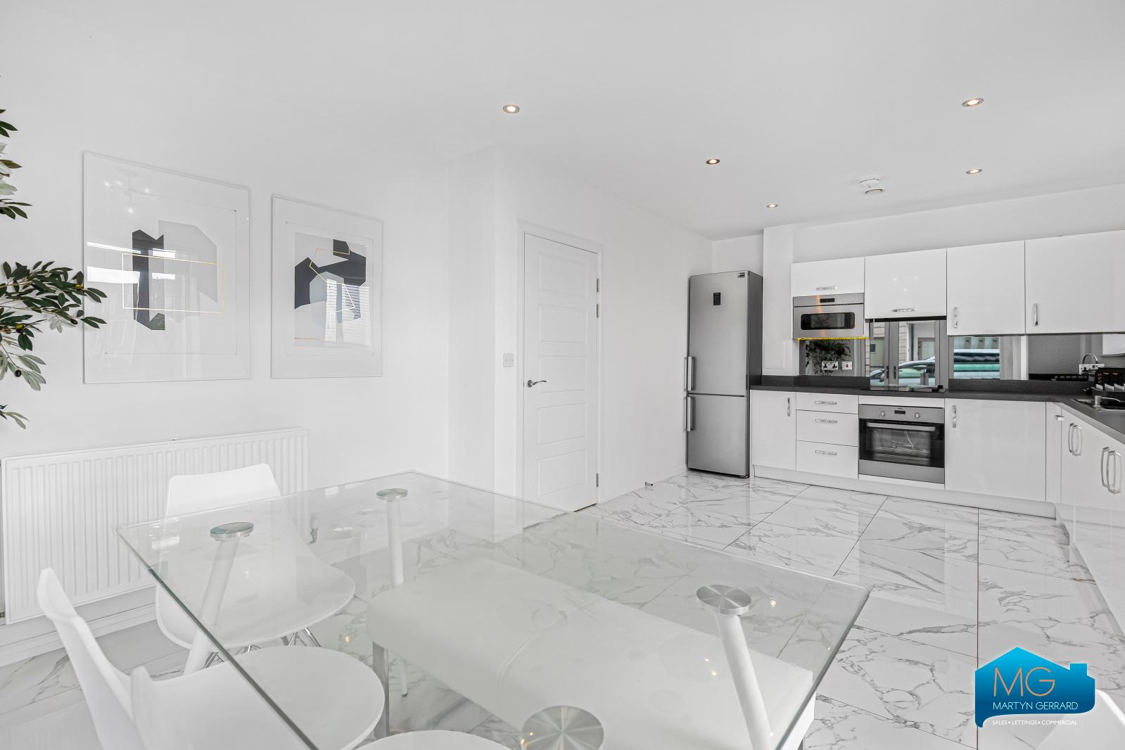 3 bedroom Ground Floor Flat to rent - Martyn Gerrard